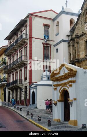 Entrée et vue sur la rue de l'église de San José, notre Dame de la consolation, dans la vieille ville de Panama, Panama, Amérique centrale Banque D'Images