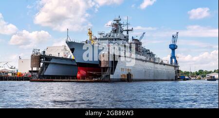 Destroyer en cale sèche dans le port de Wilhelmshaven, Allemagne Banque D'Images