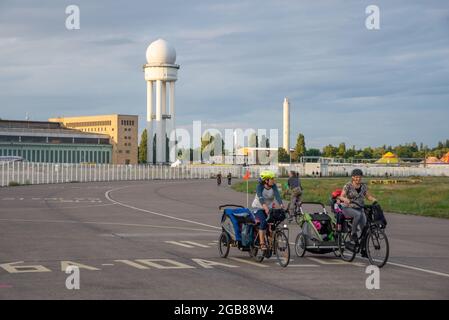 Cyclistes à l'ancien aéroport de Tempelhof à Berlin, Allemagne Banque D'Images