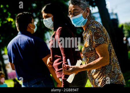 San Salvador, El Salvador. 02 août 2021. Une femme tient un écouvillon et un contenant pendant qu'elle attend en ligne pour se faire passer sous le lit lors d'une opération de test COVID-19. Le pays est placé sous surveillance après que le ministère de la Santé a annoncé le premier cas de la variante COVID-19 Delta. Le Salvador enregistre 87,498 cas positifs et 2,651 décès. (Photo de Camilo Freedman/SOPA Images/Sipa USA) crédit: SIPA USA/Alay Live News Banque D'Images