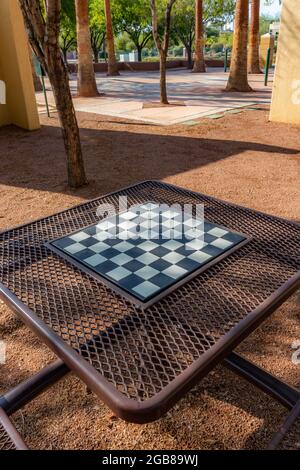 Gros plan du jeu d'échecs ou de dames en plein air sur le banc dans le parc communautaire Banque D'Images