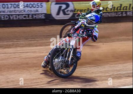 MANCHESTER UK Tom Brennan (bleu) dirige Drew Kemp (jaune) lors du match de la première division de SGB entre Belle vue Aces et Ipswich Witches au National Speedway Stadium, Manchester, le lundi 2 août 2021. (Credit: Ian Charles | MI News) Credit: MI News & Sport /Alay Live News Banque D'Images