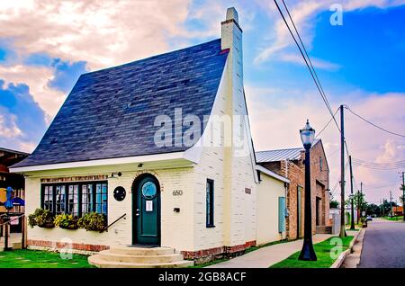 Le Cheese Cottage est photographié dans l'ancienne station-service Pure Oil d'automobile Alley, rue St. Louis, le 1er août 2021, à Mobile, Alabama. Banque D'Images