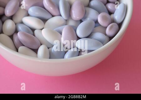 Amandes sucrées dans un bol Banque D'Images