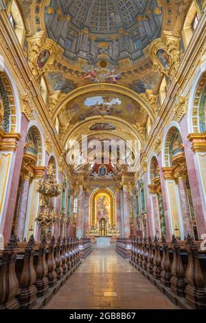 VIENNE, AUSTIRA - JULI 5, 2021: La nef de l'église baroque des Jésuites. Banque D'Images