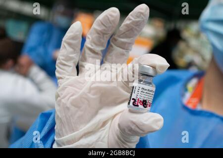 Bogota, Colombie. 2 août 2021. Une infirmière présente le flacon du nouveau vaccin contre le coronavirus Pfizer et BioNTech, car les conducteurs de transport public et les personnes de 25 à 30 ans commencent leur phase de vaccination avec le nouveau vaccin Moderna COVID-19 contre la coronavirus à Bogota, en Colombie, le 2 août 2021. Crédit : long Visual Press/Alamy Live News Banque D'Images