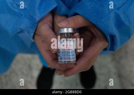 Bogota, Colombie. 2 août 2021. Une infirmière montre le flacon du nouveau vaccin contre le coronavirus Moderna comme conducteur de transport public et les personnes de 25 à 30 ans commencent leur phase de vaccination avec le nouveau vaccin Moderna COVID-19 contre la maladie du coronavirus à Bogota, Colombie, le 2 août 2021. Crédit : long Visual Press/Alamy Live News Banque D'Images