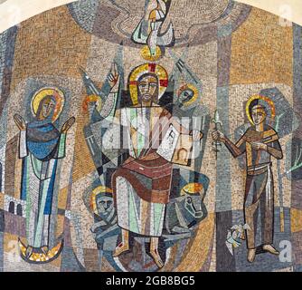 VIENNE, AUSTIRA - JULI 5, 2021: La mosaïque de Jésus-Christ le professeur et le pantokrateur sur la façade de l'église Saint-Antoine par Ernst Bauernfeind (1962) Banque D'Images