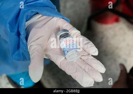 Bogota, Colombie. 2 août 2021. Une infirmière montre le flacon du nouveau vaccin contre le coronavirus Moderna comme conducteur de transport public et les personnes de 25 à 30 ans commencent leur phase de vaccination avec le nouveau vaccin Moderna COVID-19 contre la maladie du coronavirus à Bogota, Colombie, le 2 août 2021. Crédit : long Visual Press/Alamy Live News Banque D'Images