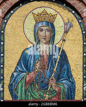 VIENNE, AUSTIRA - JULI 5, 2021: La mosaïque de Marie-Quée de Rosaire sur la façade de l'église Saint-Antoine à partir du début de 20. Cent. Banque D'Images