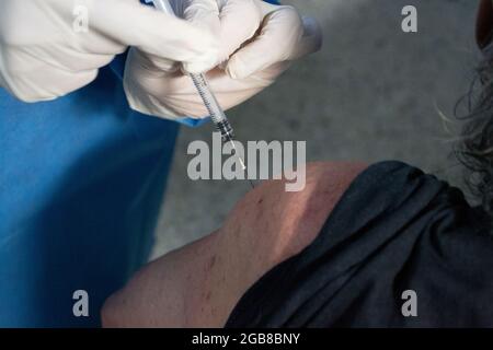 Bogota, Colombie. 2 août 2021. Un homme reçoit une dose du vaccin Moderna COVID-19 alors que les conducteurs de transport public et les personnes de 25 à 30 ans commencent leur phase de vaccination avec le nouveau vaccin Moderna COVID-19 contre la coronavirus à Bogota, Colombie, le 2 août 2021. Crédit : long Visual Press/Alamy Live News Banque D'Images