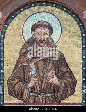 VIENNE, AUSTIRA - JULI 5, 2021: La mosaïque de Saint François d'Assise de l'église ouest sur la façade de l'église Saint Antoine dès le début de 20. Cent. Banque D'Images