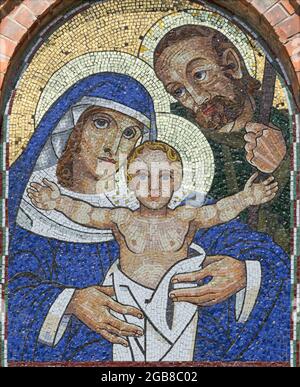 VIENNE, AUSTIRA - JULI 5, 2021: La mosaïque de la Sainte famille sur la façade de l'église Saint-Antoine à partir du début de 20. Cent. Banque D'Images