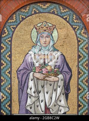 VIENNE, AUSTIRA - JULI 5, 2021: La mosaïque de Sainte-Élisabeth de Hongrie sur la façade de l'église Saint-Antoine à partir du début de 20. Cent. Banque D'Images