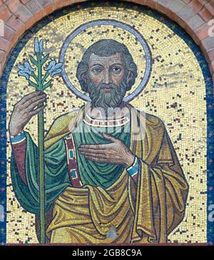 VIENNE, AUSTIRA - JULI 5, 2021: La mosaïque de Saint-Jodeph sur la façade de l'église Saint-Antoine à partir du début de 20. Cent.. Banque D'Images