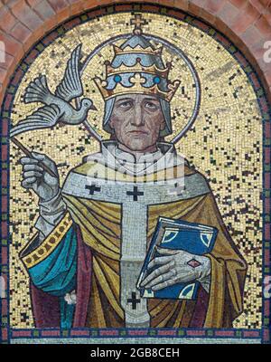 VIENNE, AUSTIRA - JULI 5, 2021: La mosaïque de Saint Grégoire le Grand médecin de l'église ouest sur la façade de l'église Saint-Antoine à partir de début 20. ce Banque D'Images