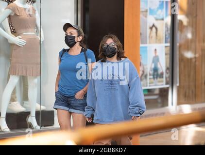 Denver, Colorado, États-Unis. 2 août 2021. Les clients de Park Meadows Mall portent un masque lorsqu'ils magasinent le lundi après-midi. (Credit image: © Hector Acevedo/ZUMA Press Wire) Credit: ZUMA Press, Inc./Alamy Live News Banque D'Images