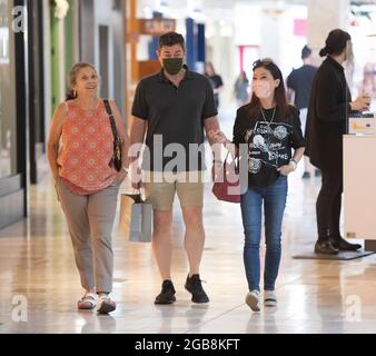 Denver, Colorado, États-Unis. 2 août 2021. Les clients du centre commercial Park Meadows portent un masque le lundi après-midi. (Credit image: © Hector Acevedo/ZUMA Press Wire) Credit: ZUMA Press, Inc./Alamy Live News Banque D'Images