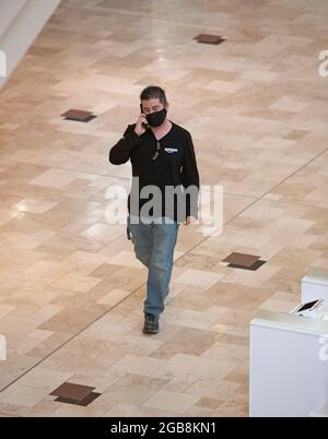 Denver, Colorado, États-Unis. 2 août 2021. Un patron de Park Meadows Mall porte un masque lorsqu'il fait ses courses lundi après-midi. (Credit image: © Hector Acevedo/ZUMA Press Wire) Credit: ZUMA Press, Inc./Alamy Live News Banque D'Images