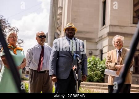 Le 2 août 2021; Bloomington, Indiana: Vauhxx Booker, parle lors d'une conférence de presse après qu'un procureur spécial l'ait accusé d'agression criminelle et d'intrusion plus d'un an après qu'il ait été attaqué le 4 juillet 2020 à Lake Monroe, le lundi 2 août 2021 au palais de justice du comté de Monroe à Bloomington, Indiana. Booker a déclaré qu'il avait été attaqué de derrière par un groupe comprenant deux hommes blancs qui avaient été enregistrés sur vidéo l'attaquant. La vidéo a été vue dans le monde entier, et les hommes ont été accusés de crimes, y compris d'agression, mais maintenant un procureur a également charté Vauhxx, qui a dit l'attaque contre lui wa Banque D'Images