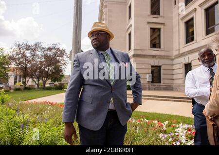 Le 2 août 2021; Bloomington, Indiana: Vauhxx Booker, a parlé lors d'une conférence de presse après qu'un procureur spécial l'ait accusé d'agression criminelle et d'intrusion plus d'un an après qu'il ait été attaqué le 4 juillet 2020 au Lake Monroe, le lundi 2 août 2021 au palais de justice du comté de Monroe à Bloomington, Indiana. Booker a déclaré qu'il avait été attaqué de derrière par un groupe comprenant deux hommes blancs qui avaient été enregistrés sur vidéo l'attaquant. La vidéo a été vue dans le monde entier, et les hommes ont été accusés de crimes, y compris d'agression, mais maintenant un procureur a également charté Vauhxx, qui a dit que l'attaque contre lui était Banque D'Images