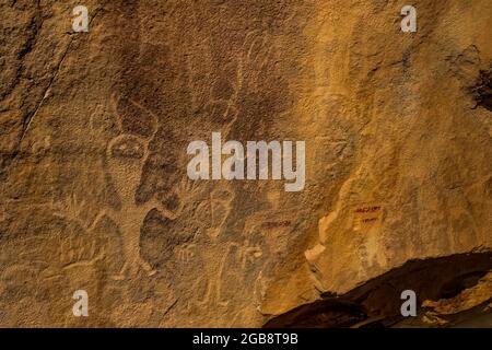 Pétroglyphes de Swelter Shelter avec pigment rouge ajouté, créé par le peuple Fremont dans Dinosaur National Monument, Utah, États-Unis Banque D'Images