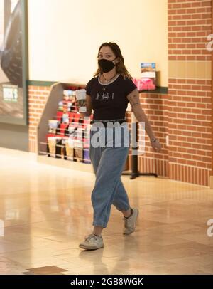 Denver, Colorado, États-Unis. 2 août 2021. Un patron de Park Meadows Mall porte un masque de shopping lundi après-midi. (Credit image: © Hector Acevedo/ZUMA Press Wire) Credit: ZUMA Press, Inc./Alamy Live News Banque D'Images