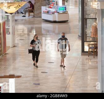 Denver, Colorado, États-Unis. 2 août 2021. Les clients de Park Meadows Mall portent un masque lorsqu'ils magasinent le lundi après-midi. (Credit image: © Hector Acevedo/ZUMA Press Wire) Credit: ZUMA Press, Inc./Alamy Live News Banque D'Images