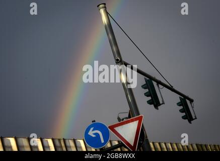 Potsdam, Allemagne. 1er août 2021. Un arc-en-ciel peut être vu au-dessus de la bordure de l'autoroute de la ville et un poteau de feu de circulation près de Tempelhofer Damm. Credit: Soeren Stache/dpa-Zentralbild/ZB/dpa/Alay Live News Banque D'Images