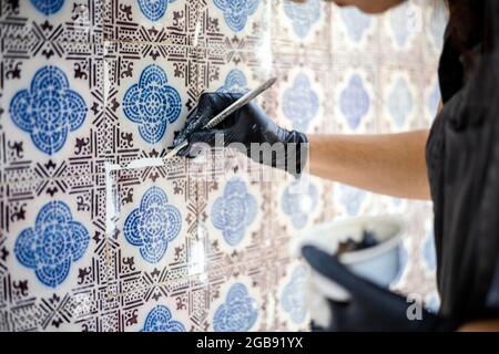 Restauration de la beauté des azulejos de tuile vintage sur la façade De la vieille maison portugaise Banque D'Images