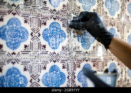 Restauration de la beauté des azulejos de tuile vintage sur la façade De la vieille maison portugaise Banque D'Images