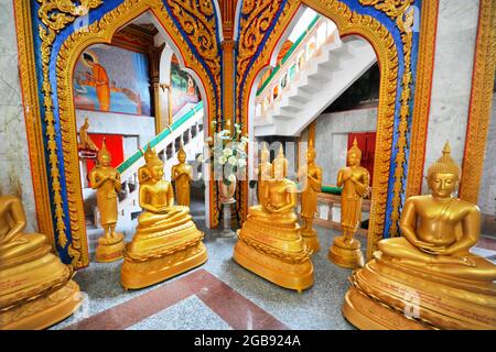 Statues de Bouddha dorées, temple bouddhiste Wat Chalong, Phuket, Thaïlande Banque D'Images