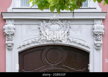 Détail d'un portail d'entrée d'une maison résidentielle historique, construite en 1787, Ansbach, moyenne-Franconie, Bavière, Allemagne Banque D'Images