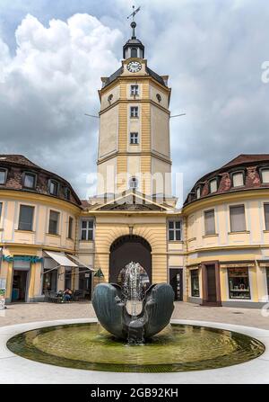 Herrieder Tor, Baroque nouveau bâtiment 1750, devant une fontaine moderne, Ansbach, moyenne-Franconie, Bavière, Allemagne Banque D'Images