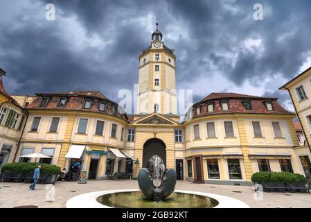 Herrieder Tor, Baroque nouveau bâtiment 1750, devant une fontaine moderne, Ansbach, moyenne-Franconie, Bavière, Allemagne Banque D'Images