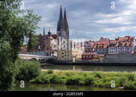 Vue sur la ville avec la cathédrale Saint-Pierre, le Danube en face, Regensburg, Haut-Palatinat, Bavière, Allemagne Banque D'Images