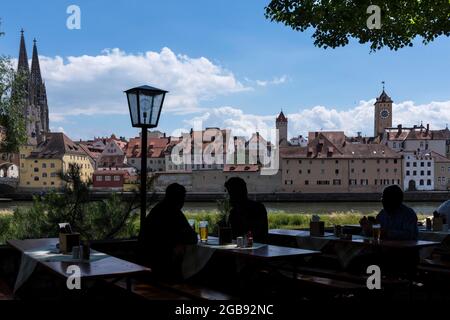 Vue sur la ville avec la cathédrale Saint-Pierre, en face du café en plein air avec des clients comme silhouette, Regensburg, Haut-Palatinat, Bavière, Allemagne Banque D'Images