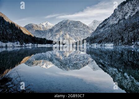 Coucher de soleil depuis le lac en hiver, Plansee, Tyrol, Autriche Banque D'Images