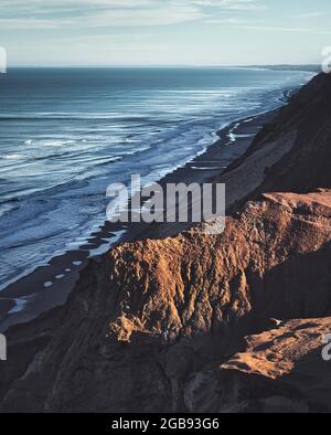 Coucher de soleil, mer du Nord et falaises, dune de sable mouvante Rubjerg Knude entre Lonstrup et Lokken, municipalité de Hjorring Banque D'Images