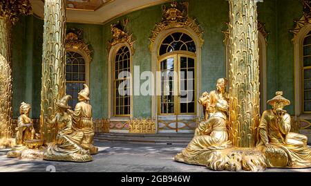 Groupe de personnalités à la Maison chinoise à Sanssouci Park, Potsdam, Brandebourg, Allemagne Banque D'Images