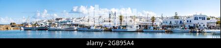 Port avec bateaux de pêche, vue sur la ville, ville portuaire de Naoussa, île de Paros, Cyclades, Grèce Banque D'Images