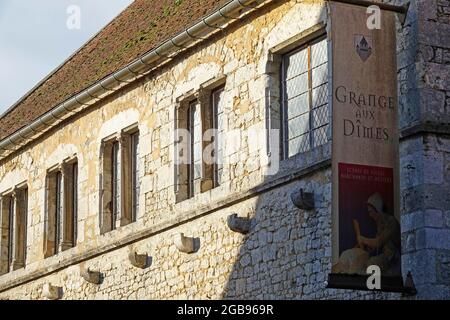 Grange de la dîme, Grange aux dimes, cité médiévale de Provins, classée au patrimoine mondial culturel et naturel de l'UNESCO depuis 2001, département de Seine-et-Marne Banque D'Images