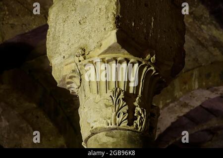 Capitale d'une colonne dans la crypte de la cathédrale de S. Maria Assunta à cielo, Sutri, province de Viterbo, région Latium, Italie Banque D'Images