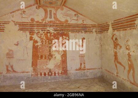 Salle de sépulture de Tomba Cardarelli avec des fresques du 6ème siècle av. J.-C., nécropole Etruscan Monterozzi, Tarquinia, province de Viterbo, Latium Latium Banque D'Images