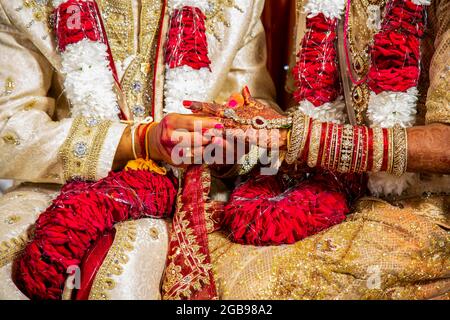 Marié indien passant l'anneau de mariage sur le doigt de sa mariée sur sa cérémonie de mariage, Maurice, Afrique Banque D'Images