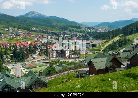 Vue sur la station de ski de Bukovel, les Carpathian Mountains, Ukraine Banque D'Images