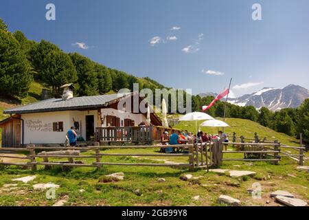 Kaelberalm hutte à 2247 mètres d'altitude, derrière Koenigspitze, près du village de montagne de Sulden, Solda, district de la municipalité de Stilfs Banque D'Images