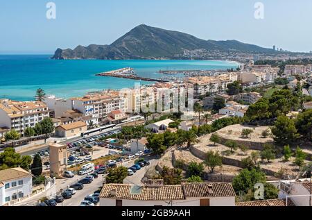 Vue sur le bord de mer Altea depuis Mirador de la Plaza de la Iglesia dans la vieille ville, baie d'Altea, Costa Blanca, Espagne Banque D'Images