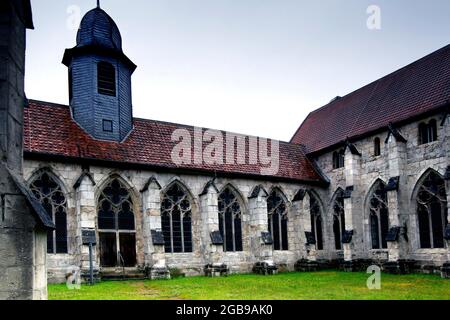 Monastère de Walkenried, abbaye cistercienne, complexe de monastère médiéval, cloître, jardin de monastère, hortus conclusus, chemin de la colonne, chemin de la plaque perforée Banque D'Images