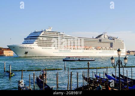 Le paquebot MSC Poesia traverse le canal en face de la place Saint-Marc.a partir d'août 2021, les grands bateaux de croisière ne seront plus autorisés à passer près de la place Saint-Marc, ni le canal Giudecca par la suite, selon les autorités, ils polluent l'air et l'eau, Endommager le fond marin et modifier l'écosystème de la lagune jusqu'à présent, c'est la route à travers le coeur de Venise prise par tous les paquebots entrant dans la lagune pour vider des millions de touristes par an. Après plusieurs mois d'interruption, les géants de la mer avaient recommencé à traverser Venise début juin. Banque D'Images